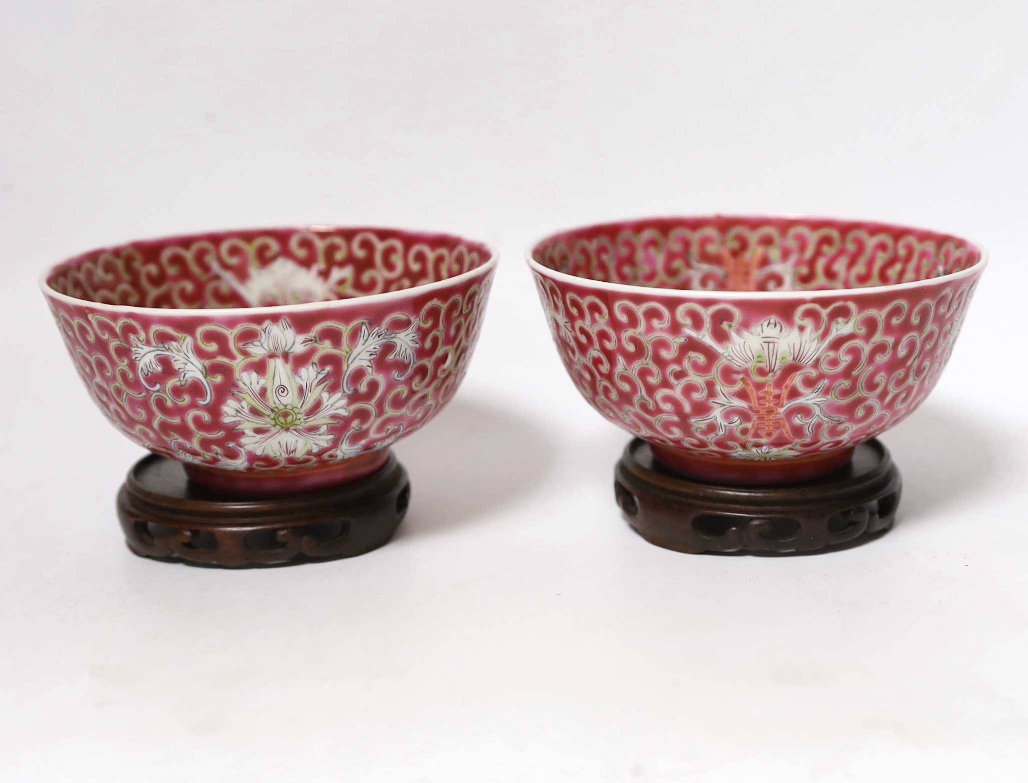 A pair of early 20th century Chinese bowls and stands, 11.5cm diameter